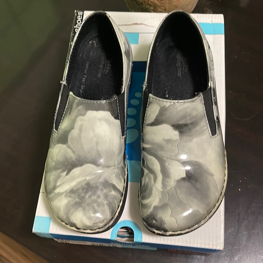 Gray Floral Clogs